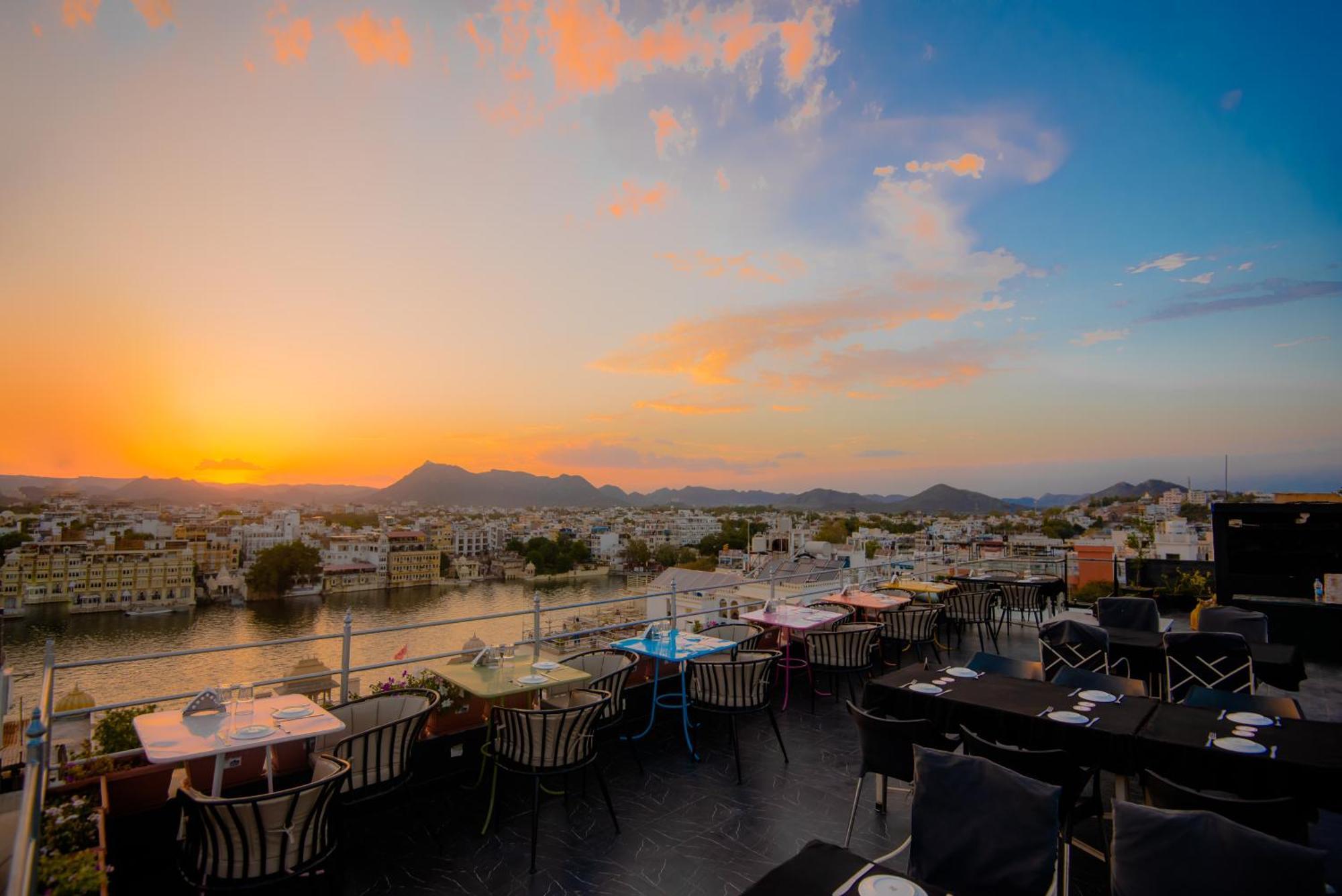 Hotel Pratap Bhawan Udaipur Bagian luar foto