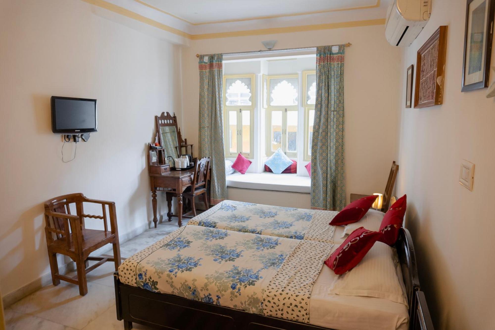 Hotel Pratap Bhawan Udaipur Bagian luar foto