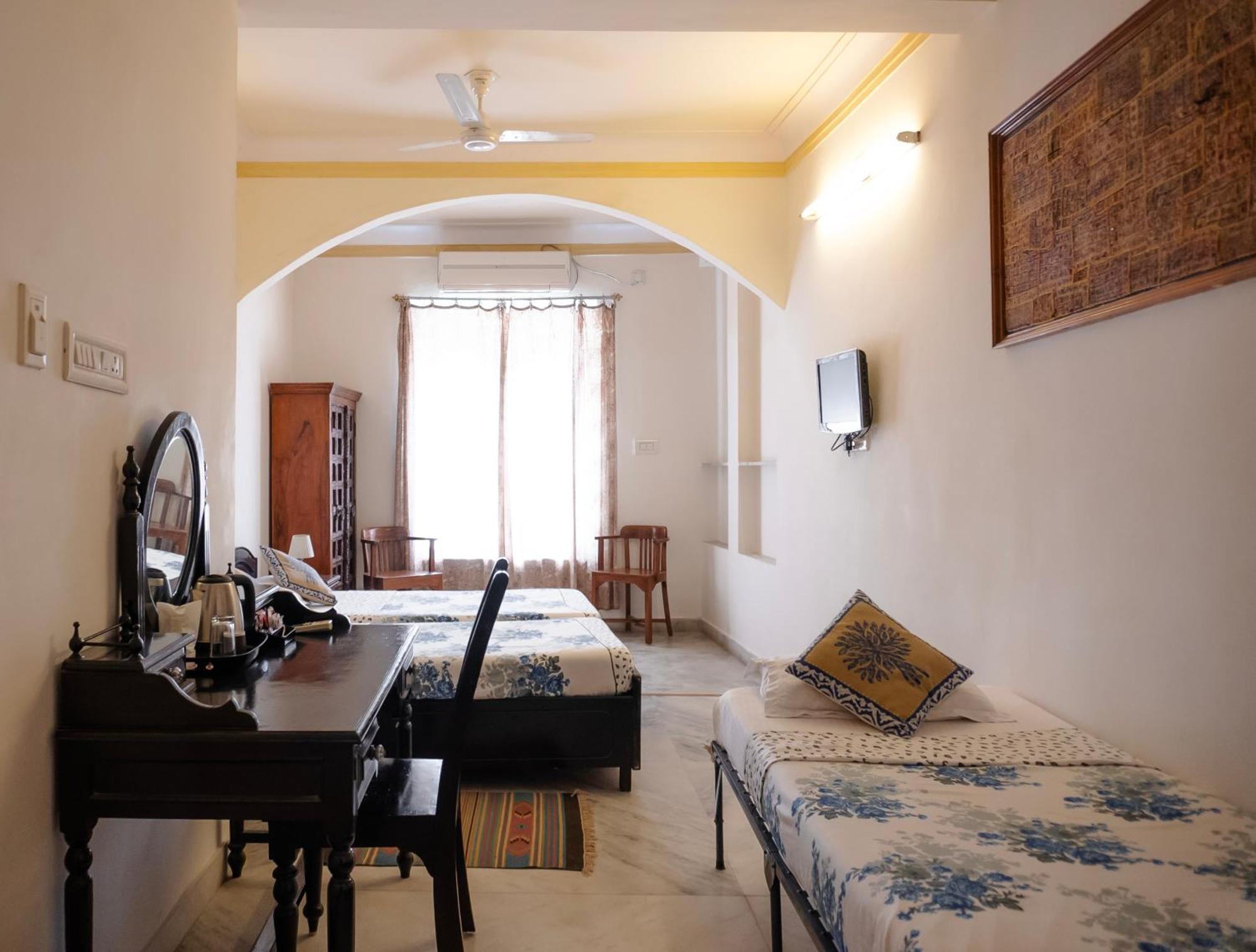 Hotel Pratap Bhawan Udaipur Bagian luar foto
